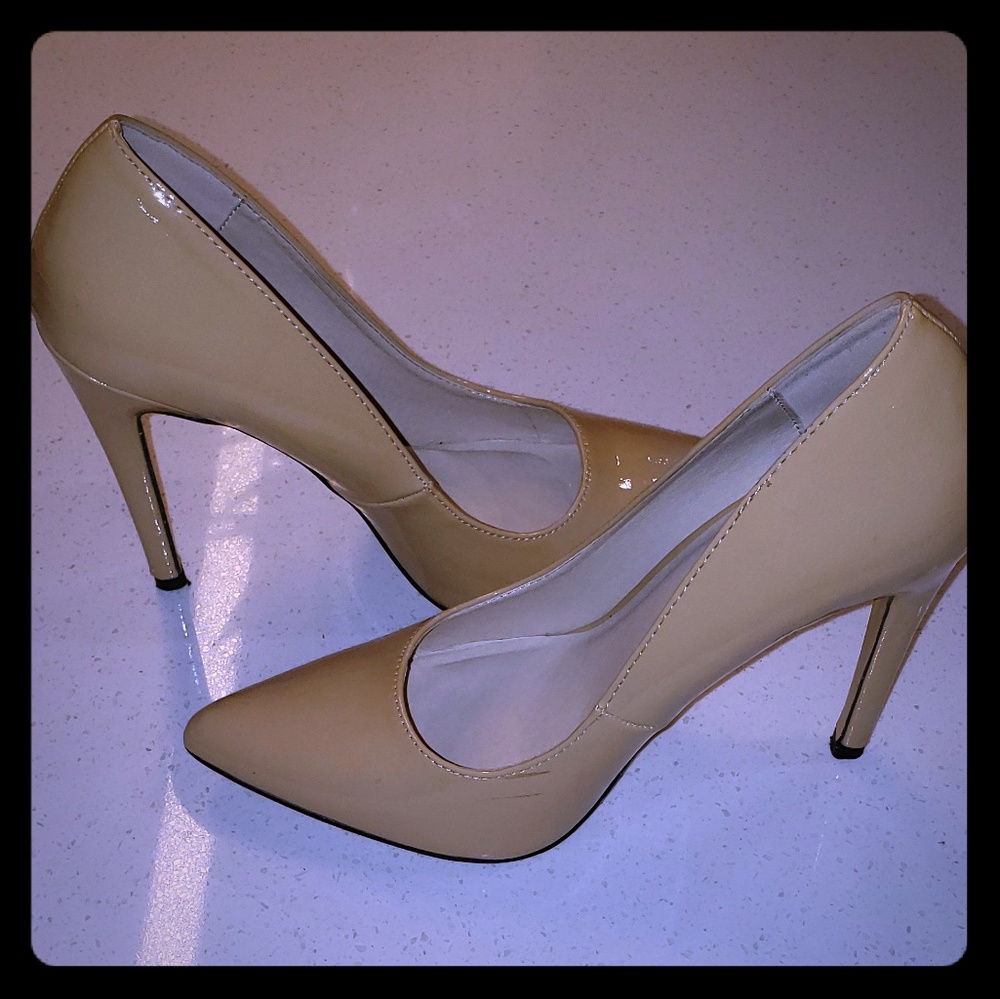 Nude pumps